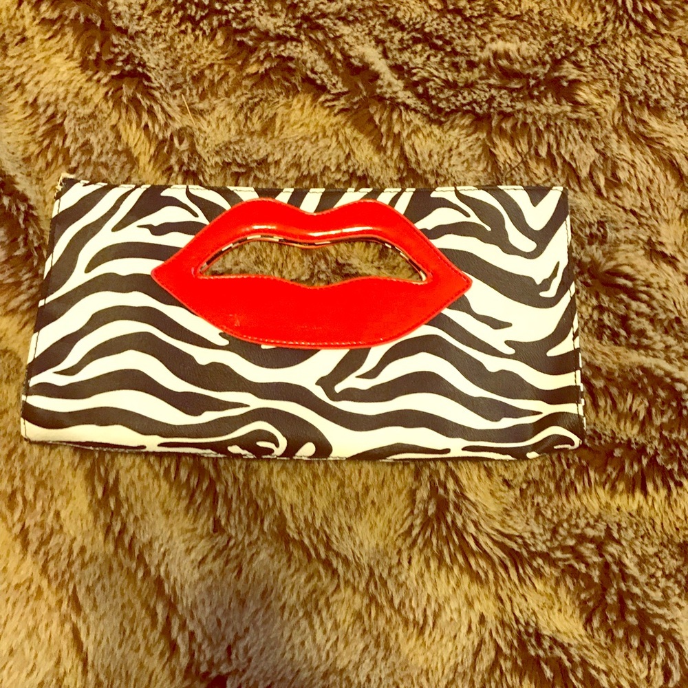 Lip Clutch